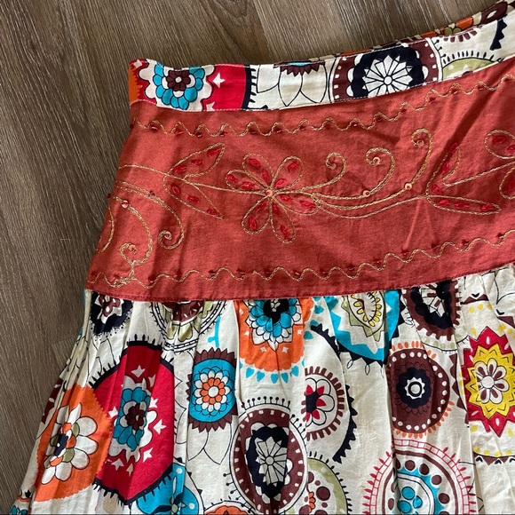 Flowy multi-colored pattern skirt with gold trim - Picture 2 of 6